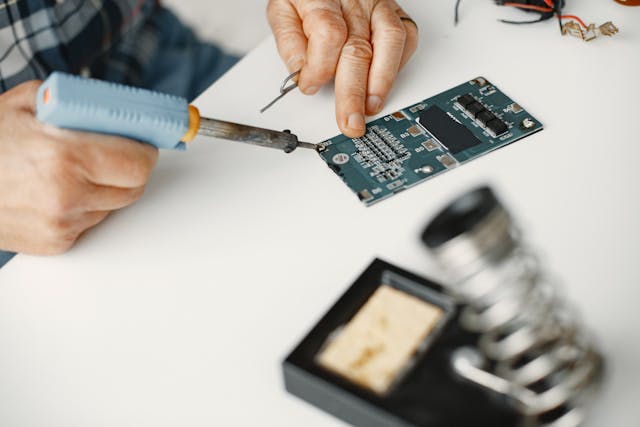 SOLDERING IRON